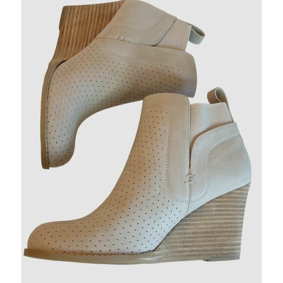 DV by Dolce Vita Women's Gerdy Bootie Beige Faux Suede Ankle Size 8 NWOB - Picture 5 of 8